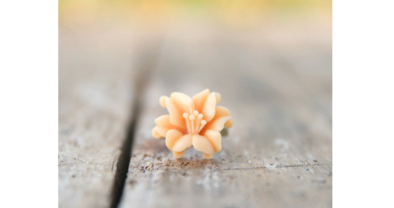 Pale-peach Lily Flower Antique Brass Ring Perfect For A Maid Of Honor Gift - Cantaloupe